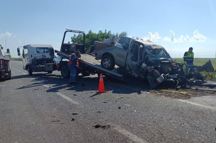 Fallece conductor en choque frontal entre camioneta y tráiler en San Fernando