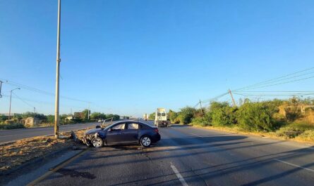 Auto choca contra poste y es abandonado en la Carretera Nacional de Nuevo Laredo