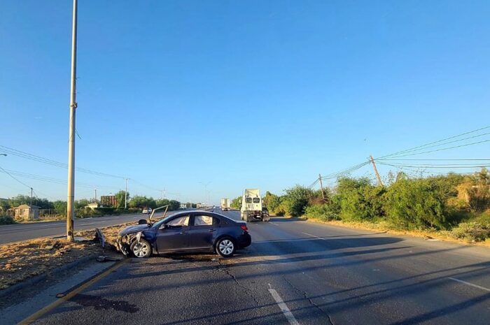 Auto choca contra poste y es abandonado en la Carretera Nacional de Nuevo Laredo
