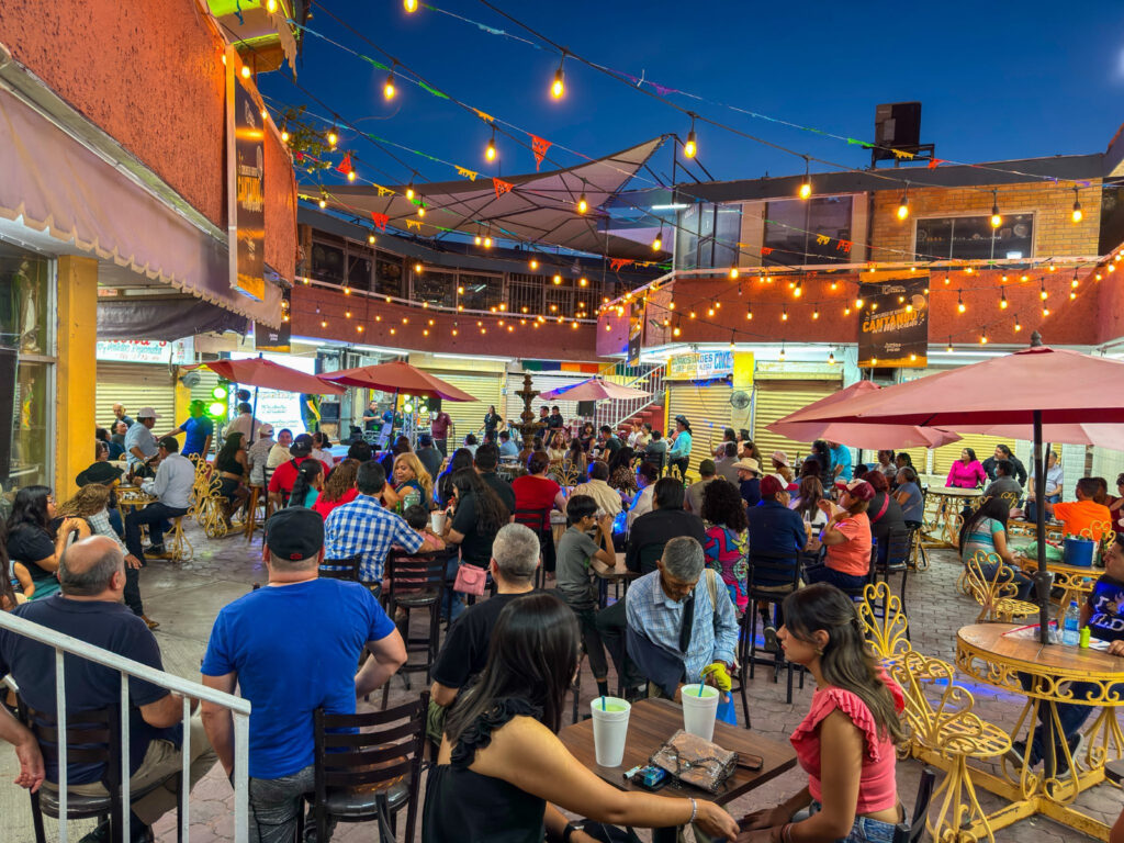 Dirección de Turismo realiza 5ª jornada del Concurso de Karaoke en el Mercado "Maclovio Herrera"