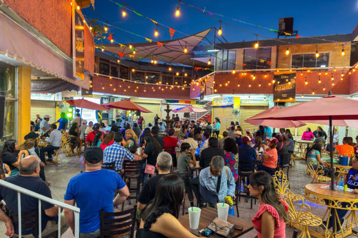 Dirección de Turismo realiza 5ª jornada del Concurso de Karaoke en el Mercado «Maclovio Herrera»