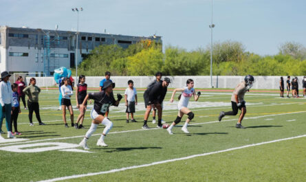 Impulsa Gobierno Municipal el deporte con clínica de iniciación al fútbol americano en Nuevo Laredo