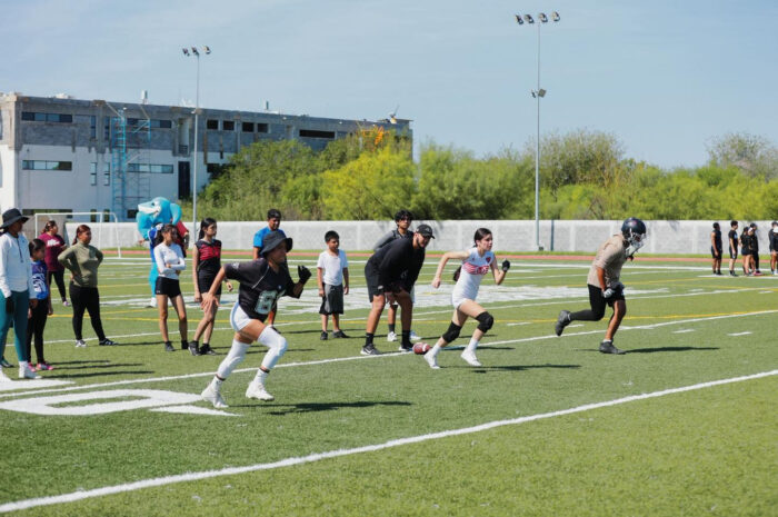 Impulsa Gobierno Municipal el deporte con clínica de iniciación al futbol americano en Nuevo Laredo