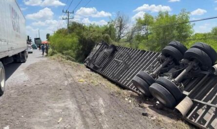 Vuelca tráiler con cargamento de limón en libramiento de Reynosa