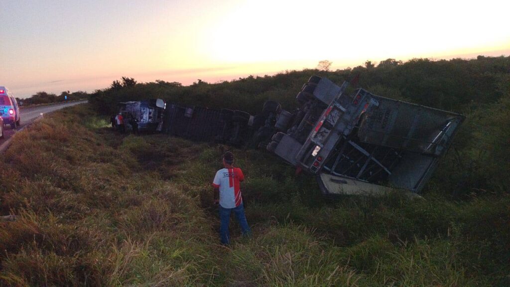 Volcadura de tráiler moviliza a cuerpos de auxilio en Padilla