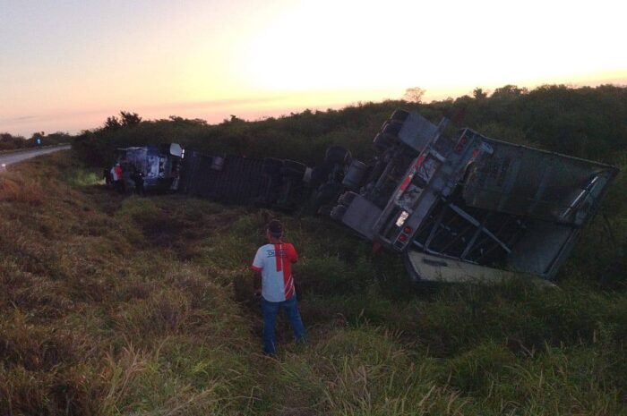 Volcadura de tráiler moviliza a cuerpos de auxilio en Padilla