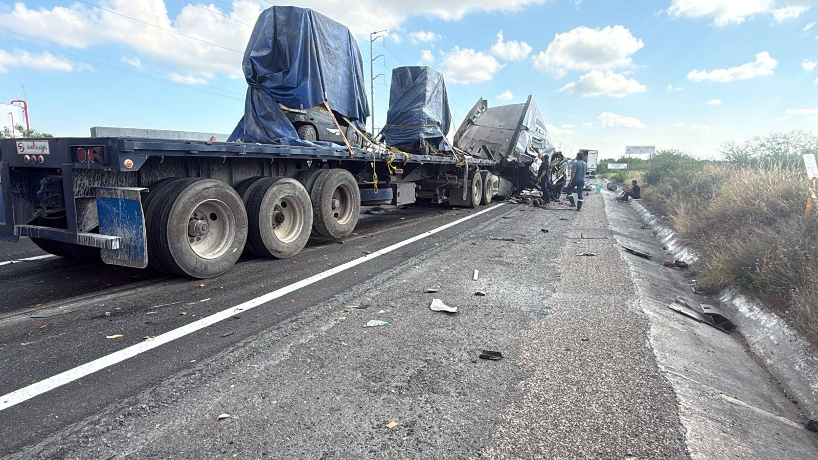 Un lesionado tras accidente de tráileres frente a Pemex Burgos