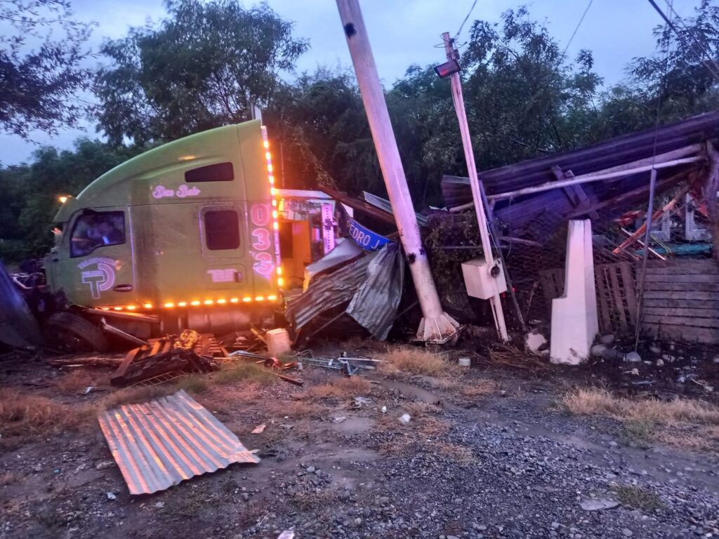 Choque múltiple en la Victoria–Monterrey moviliza a Guardia Estatal