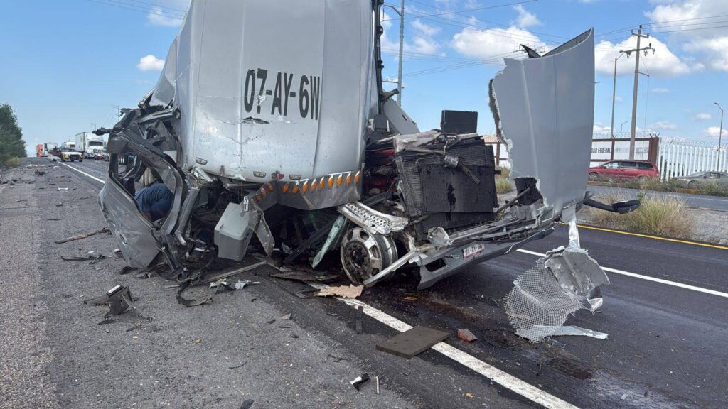 Un lesionado tras accidente de tráileres frente a Pemex Burgos