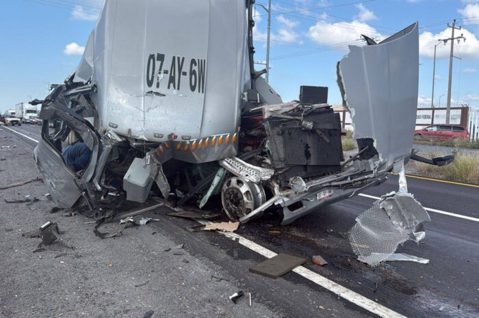 Un lesionado tras accidente de tráileres frente a Pemex Burgos