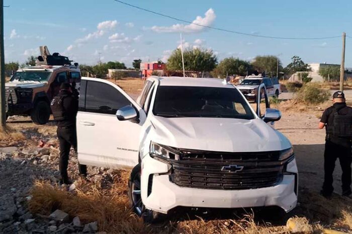 Aseguran camioneta con arma, droga y equipo táctico en El Mante