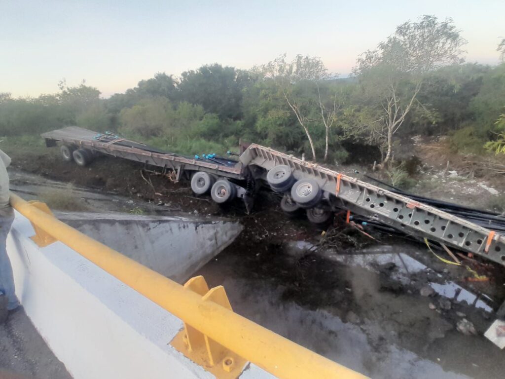 Tráiler cae en socavón y provoca cierre de carretera en Soto la Marina