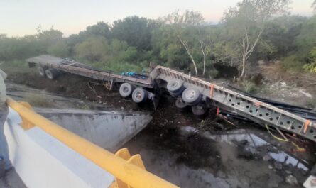 Tráiler cae en socavón y provoca cierre de carretera en Soto la Marina