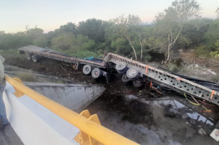 Tráiler cae en socavón y provoca cierre de carretera en Soto la Marina