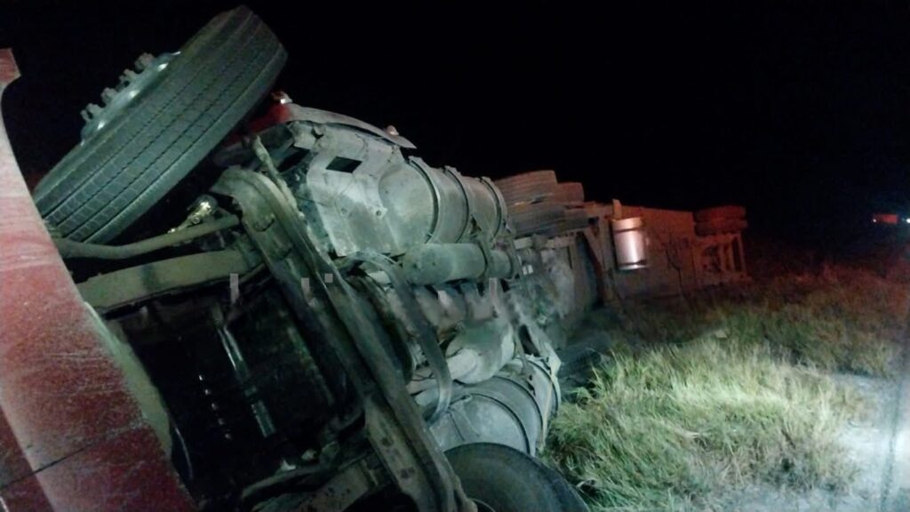 Tráiler con carga de aguacate vuelca en carretera Victoria–Tula Tráiler con aguacate vuelca en la Victoria–Tula