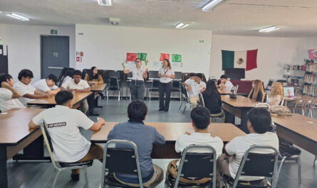 Visitan estudiantes museo permanente en Biblioteca Pública al centro de Nuevo Laredo
