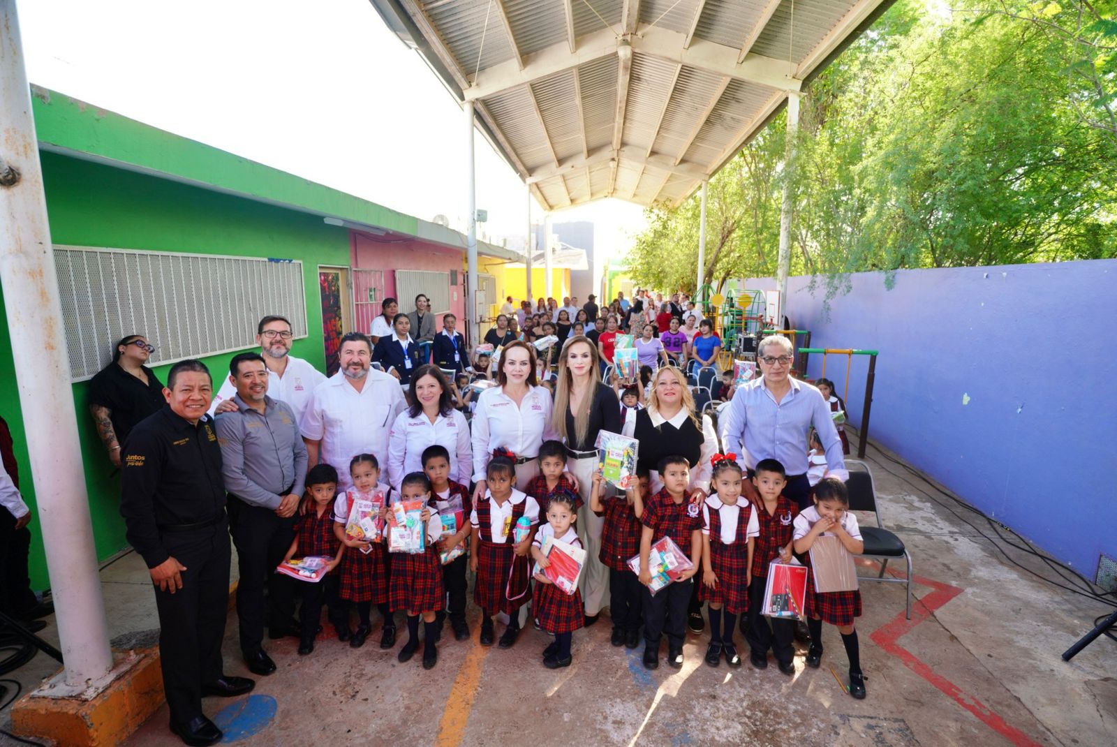 Con liderazgo educativo, Carmen Lilia Canturosas marca diferencia con apoyos escolares; más de 300 planteles reciben equipo de mantenimiento Con liderazgo educativo, Carmen Lilia Canturosas marca diferencia con apoyos escolares; más de 300 planteles reciben equipo de mantenimiento