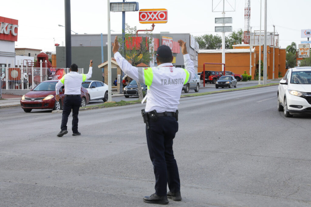 Exhorta Dirección de Tránsito y Vialidad a manejar con precaución y evitar distracciones