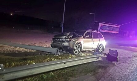 Conductor derriba poste tras accidente en Bulevar Colosio, en Nuevo Laredo