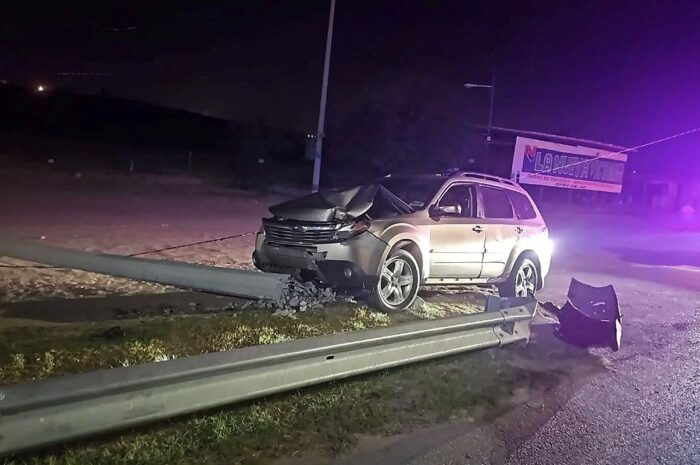 Conductor derriba poste tras accidente en Bulevar Colosio, en Nuevo Laredo