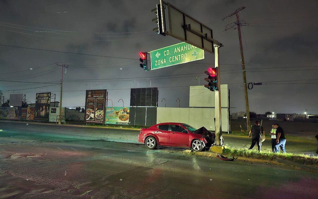 Conductor se lesiona tras chocar contra semáforo en Nuevo Laredo