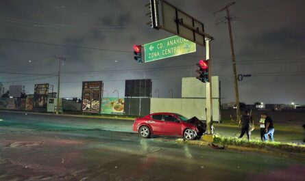 Conductor se lesiona tras chocar contra semáforo en Nuevo Laredo