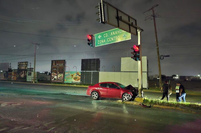 Conductor se lesiona tras chocar contra semáforo en Nuevo Laredo