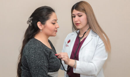 Continúa la campaña de salud para la detección temprana del cáncer de mama en Clínicas UNE