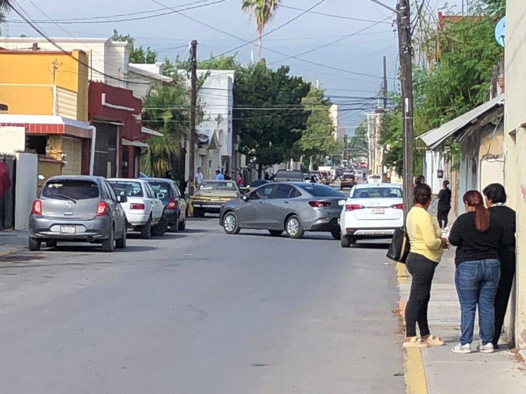 Atacan a balazos a mujer en pleno centro de Ciudad Victoria Autoridades desplegaron un operativo de seguridad tras el ataque ocurrido frente a una escuela primaria