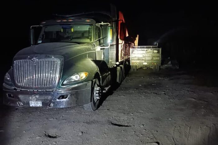 Hombre muere prensado entre dos camiones en Soto La Marina