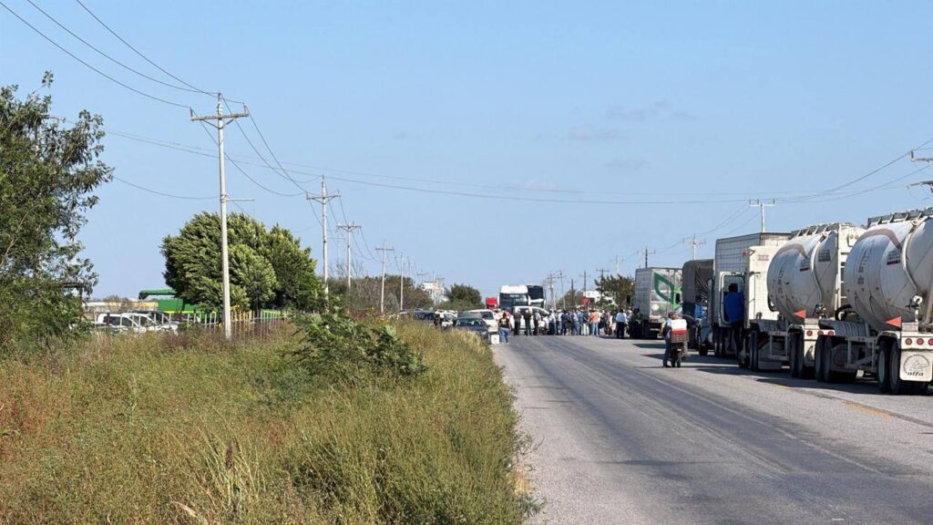 Productores bloquean la carretera Victoria–Matamoros a la altura de San Fernando