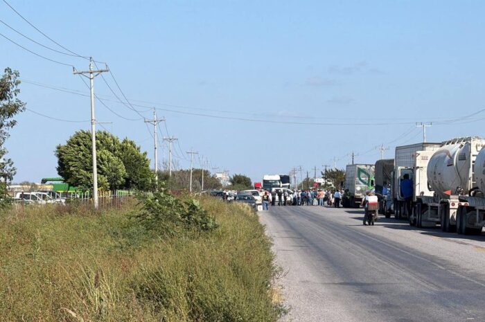 Productores bloquean la carretera Victoria–Matamoros a la altura de San Fernando