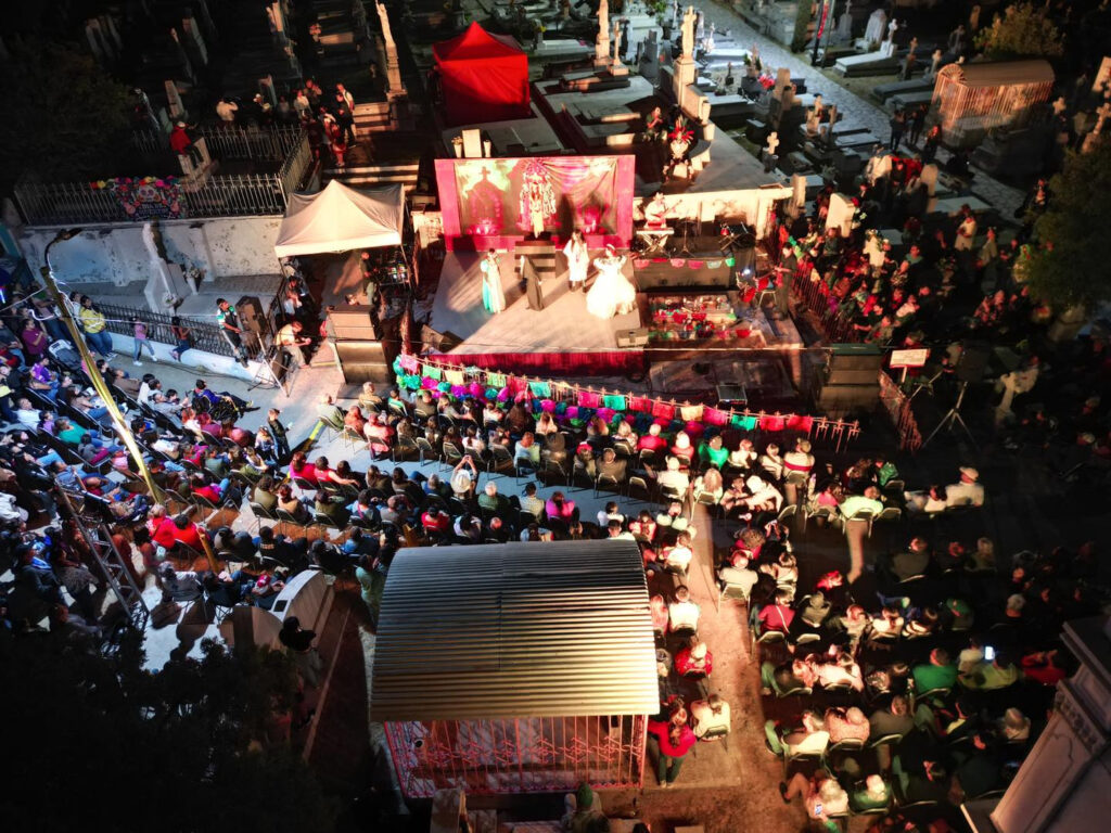 Color, música y tradición iluminaron los panteones municipales de Nuevo Laredo en el Día de Muertos