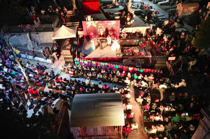 Color, música y tradición iluminaron los panteones municipales de Nuevo Laredo en el Día de Muertos