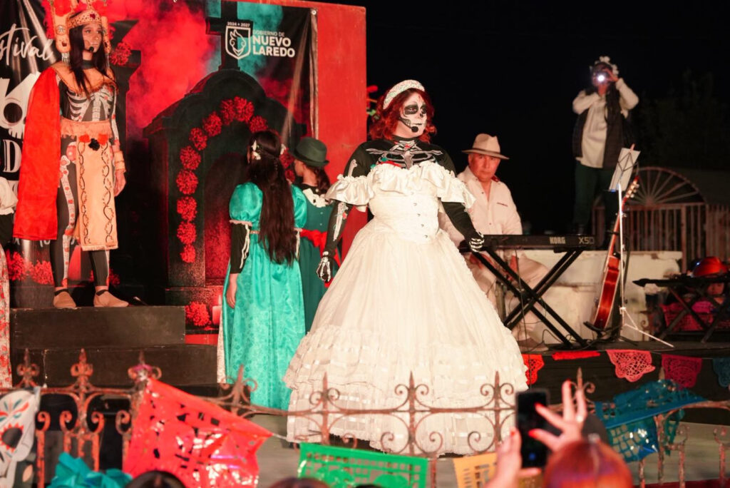 Color, música y tradición iluminaron los panteones municipales de Nuevo Laredo en el Día de Muertos