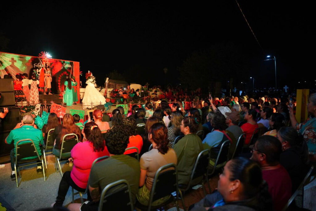 Color, música y tradición iluminaron los panteones municipales de Nuevo Laredo en el Día de Muertos