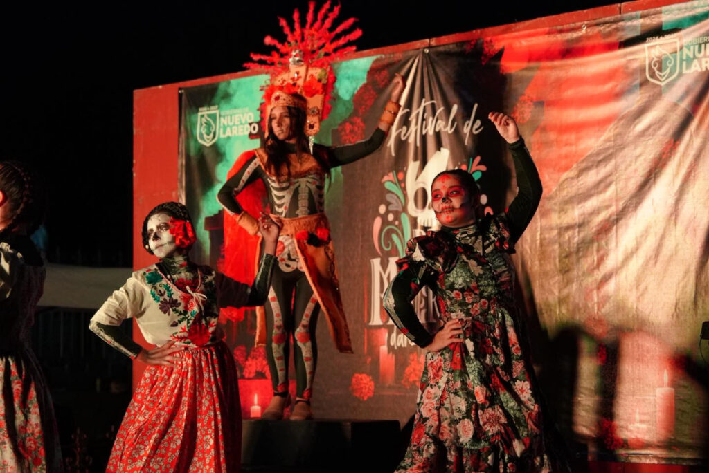 Color, música y tradición iluminaron los panteones municipales de Nuevo Laredo en el Día de Muertos