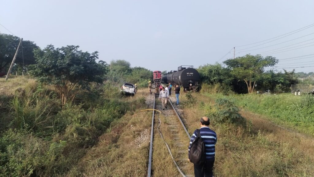 Camioneta arde tras choque con tren en Altamira