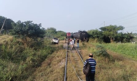 Camioneta arde tras choque con tren en Altamira