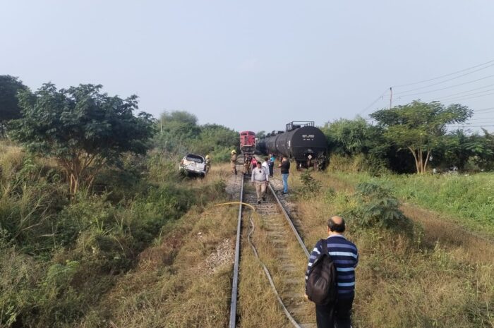 Camioneta se incendia tras ser embestida por el tren en Altamira