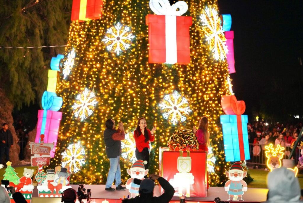 Brilla Nuevo Laredo: Carmen Lilia enciende el pino navideño e inaugura Viveros Mágico con 200 figuras gigantes y más de 200 mil luces LED Brilla Nuevo Laredo: Carmen Lilia enciende el pino navideño e inaugura Viveros Mágico con 200 figuras gigantes y más de 200 mil luces LED