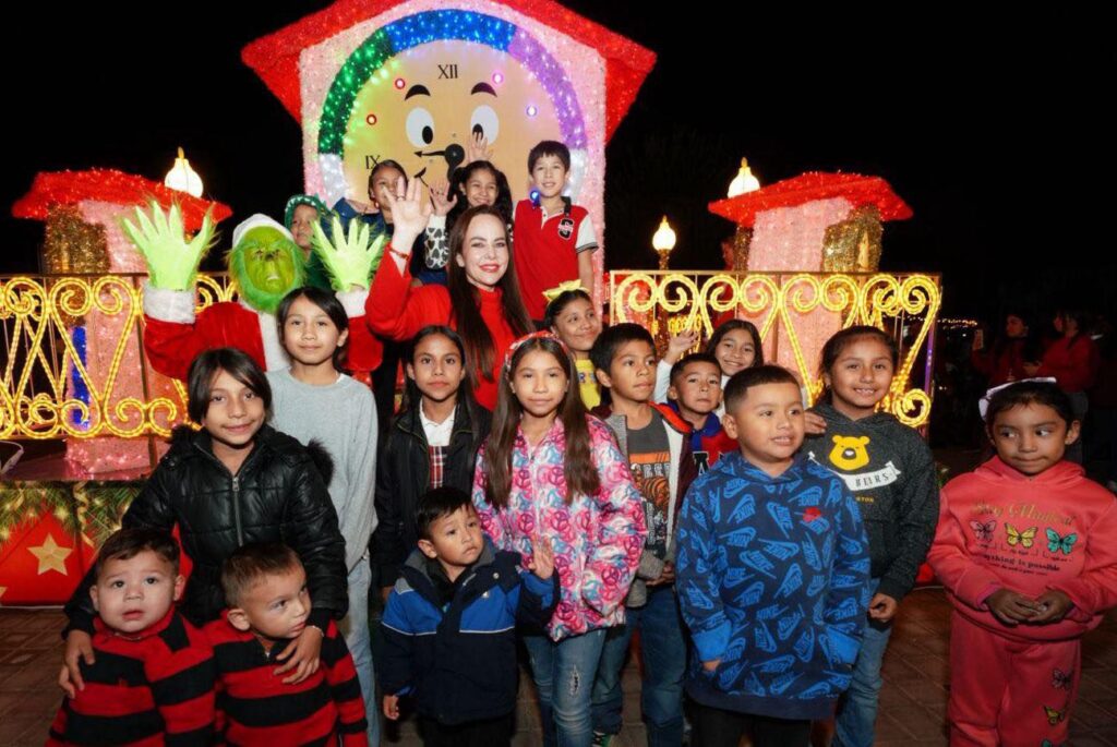 Brilla Nuevo Laredo: Carmen Lilia enciende el pino navideño e inaugura Viveros Mágico con 200 figuras gigantes y más de 200 mil luces LED Brilla Nuevo Laredo: Carmen Lilia enciende el pino navideño e inaugura Viveros Mágico con 200 figuras gigantes y más de 200 mil luces LED