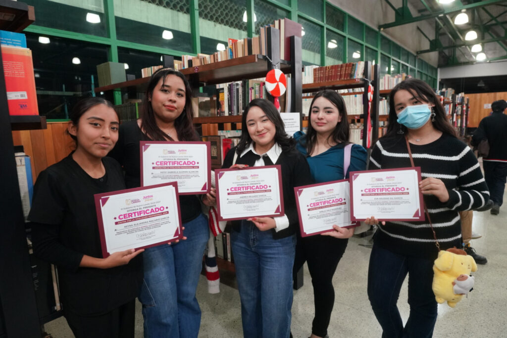 Alcaldesa Carmen Lilia Canturosas entrega 300 becas de titulación y consolida a Nuevo Laredo como modelo estatal en impulso educativo