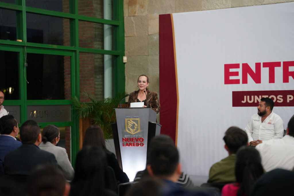 Alcaldesa Carmen Lilia Canturosas entrega 300 becas de titulación y consolida a Nuevo Laredo como modelo estatal en impulso educativo