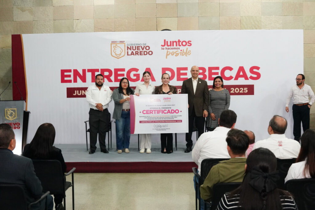 Alcaldesa Carmen Lilia Canturosas entrega 300 becas de titulación y consolida a Nuevo Laredo como modelo estatal en impulso educativo
