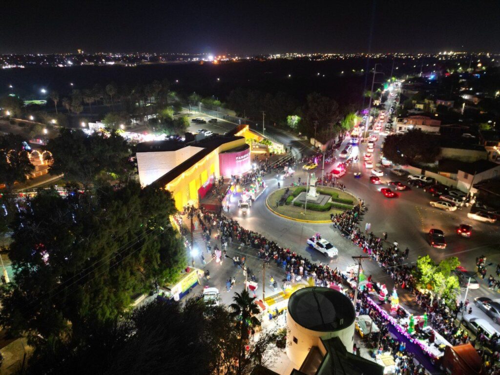 Miles de familias llenan las calles y disfrutan del Desfile Navideño 2025 en Nuevo Laredo