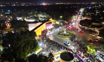 Miles de familias llenan las calles y disfrutan del Desfile Navideño 2025 en Nuevo Laredo