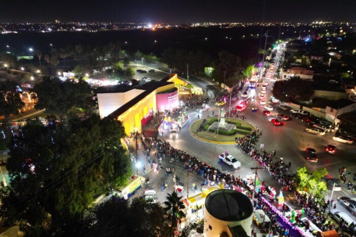 Miles de familias llenan las calles y disfrutan del Desfile Navideño 2025 en Nuevo Laredo