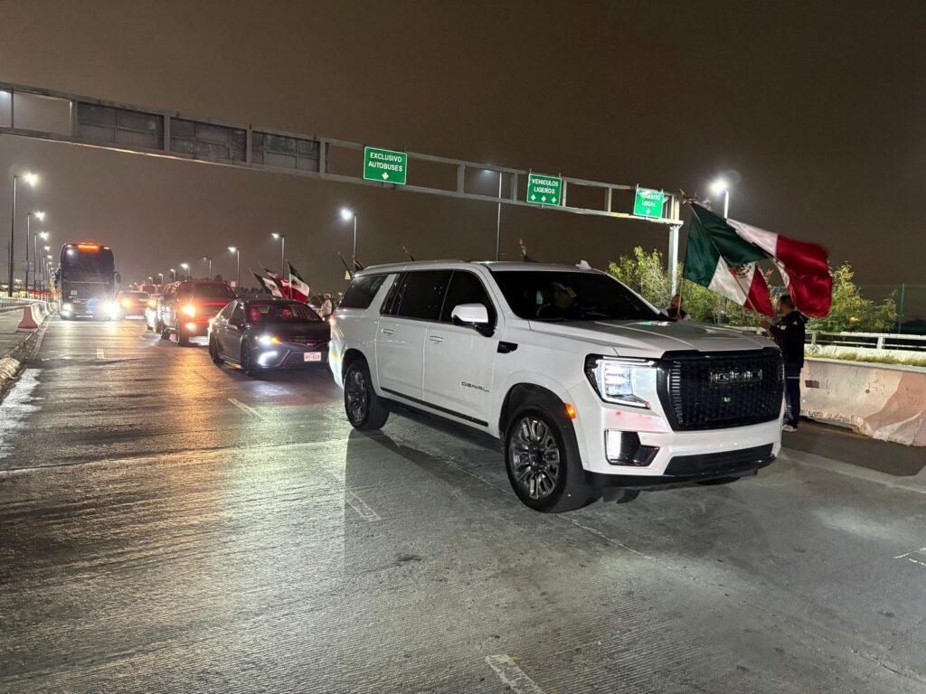 Confianza de paisanos consolida a Nuevo Laredo como principal puerta de entrada al país; cruzan más de 5 mil vehículos con la Caravana Queretana