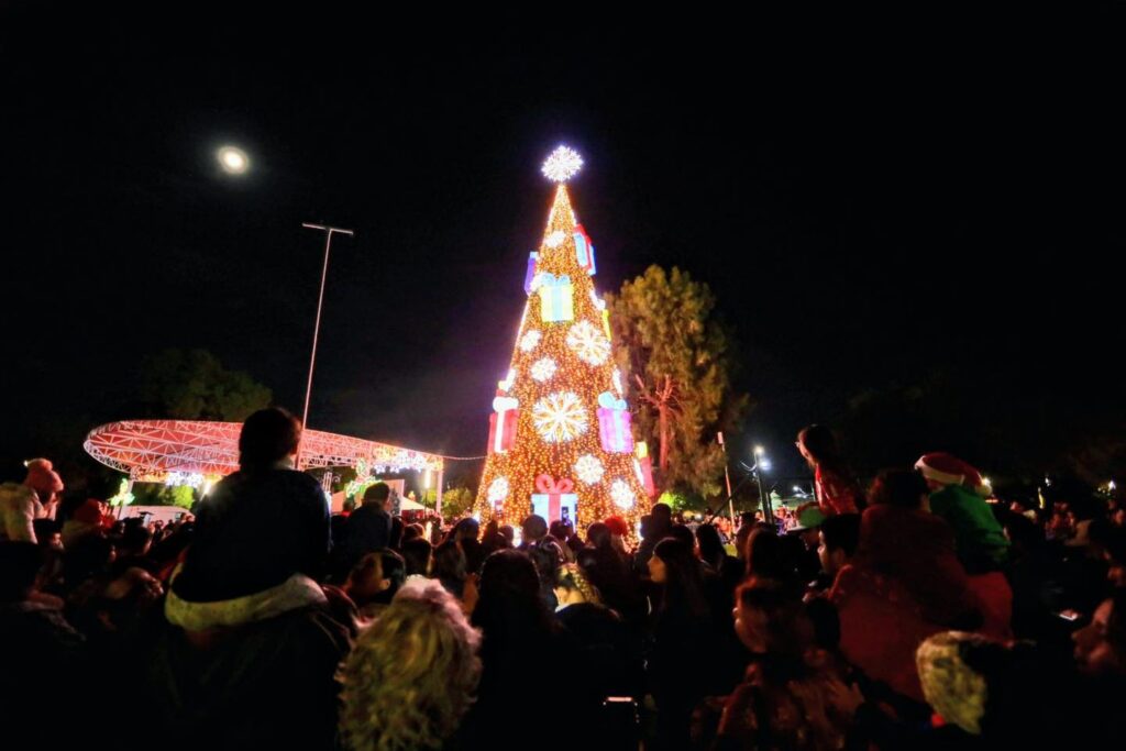 Brilla Nuevo Laredo: Carmen Lilia enciende el pino navideño e inaugura Viveros Mágico con 200 figuras gigantes y más de 200 mil luces LED Brilla Nuevo Laredo: Carmen Lilia enciende el pino navideño e inaugura Viveros Mágico con 200 figuras gigantes y más de 200 mil luces LED